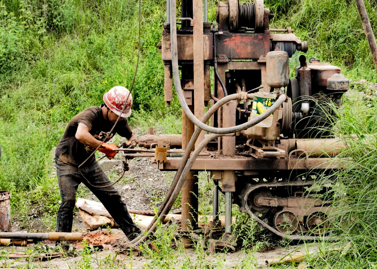 寒冬里不分晝夜的鉆探人